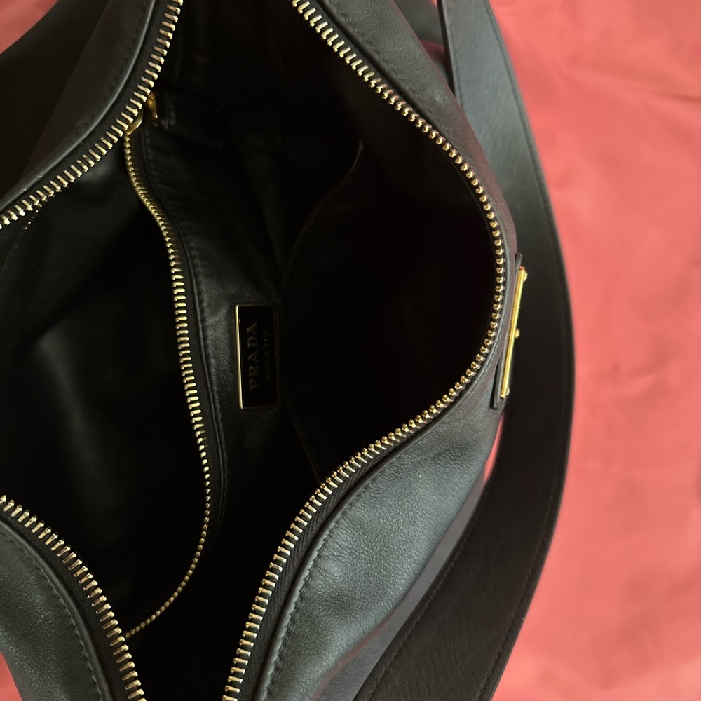 Prada Elegant Black Leather Shoulder Bag - Picture 7 of 7